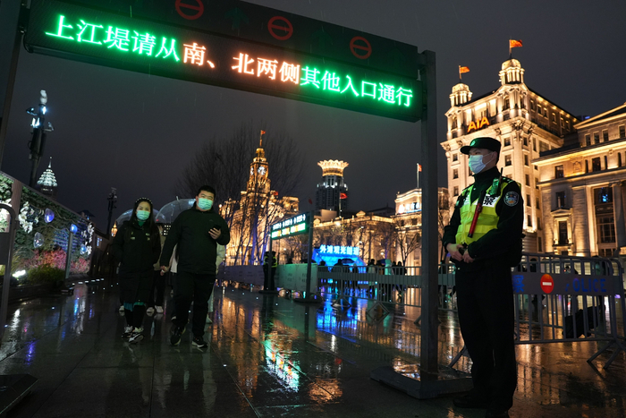 民警马博文带领辅警坚守工作岗位，在外滩江堤平台开展巡逻防控工作。来源黄浦公安