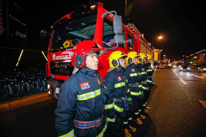 国定和翔殷消防救援站的民警们除夕夜坚守一线。来源：杨浦消防