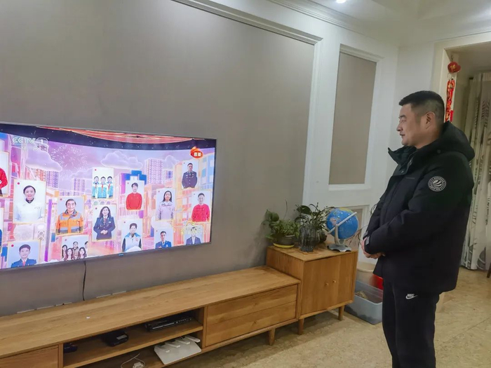 ▲周良在家中观看春晚节目