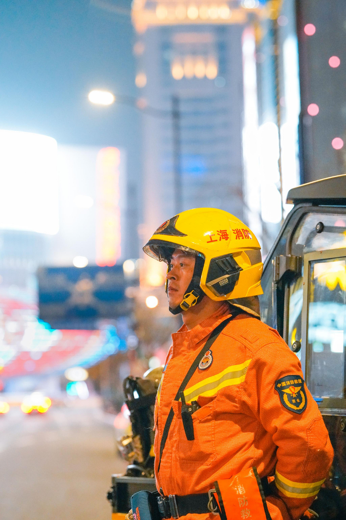 消防员宋传冬在岗位上度过零点。来源杨浦消防