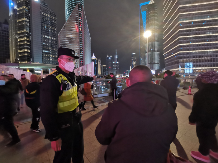 民警夏志松在小陆家嘴区域巡逻。来源：浦东公安