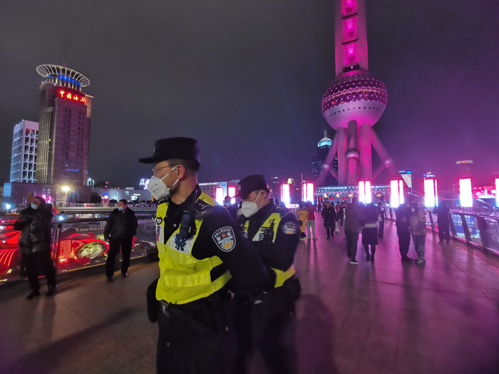 民警夏志松在小陆家嘴区域巡逻，守护新年。 来源：浦东公安