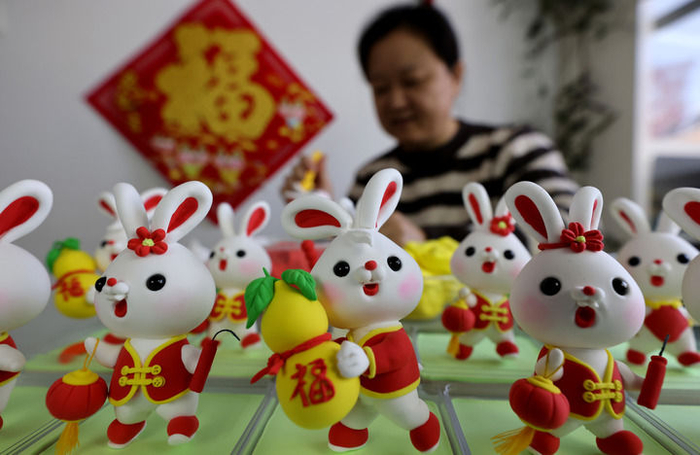 1月20日，山东省枣庄市光明路街道利民社区民间艺人张婷在家中制作生肖兔面塑。新华社发（孙中喆 摄）