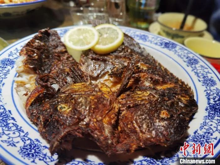 寓意年年有余的秘制香煎鱼。　周燕玲 摄