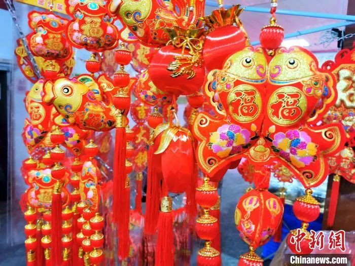 鲤鱼饰品成为部分市民营造家中春节氛围的“心头好” 。李晓春 摄