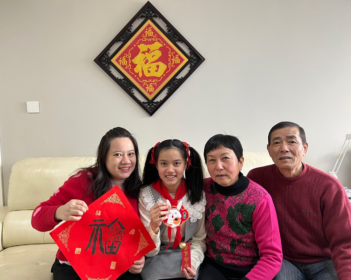张欣荣和妈妈及爷爷奶奶共庆新春