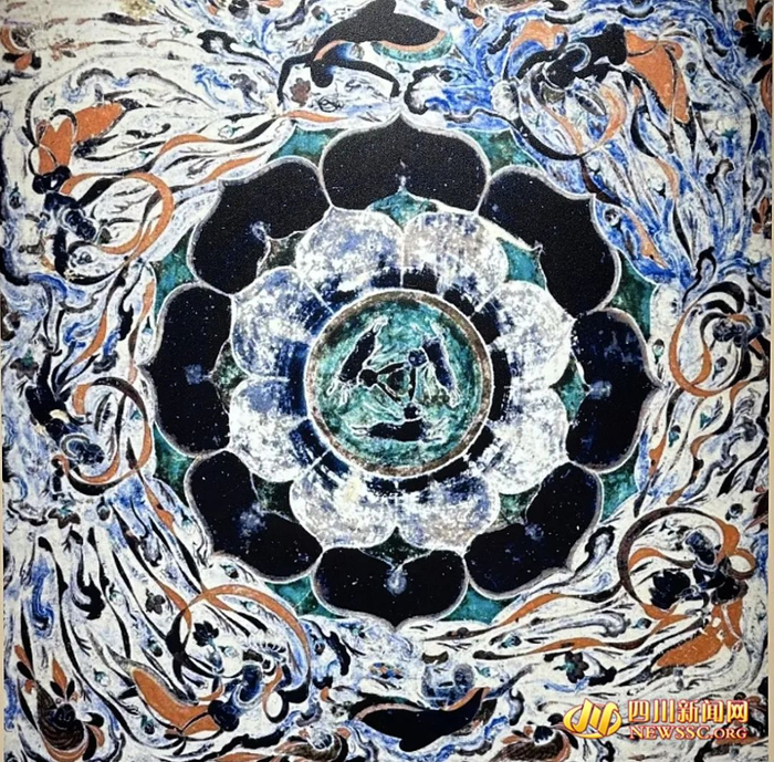 △《莫高窟4三兔联跑莲花飞天藻井壁画》