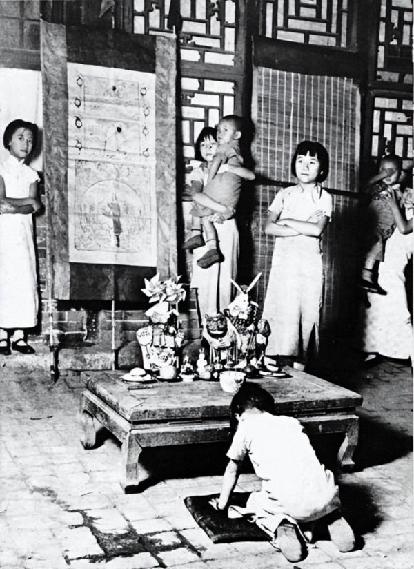 图9：民国时期家中孩子们拜兔儿爷