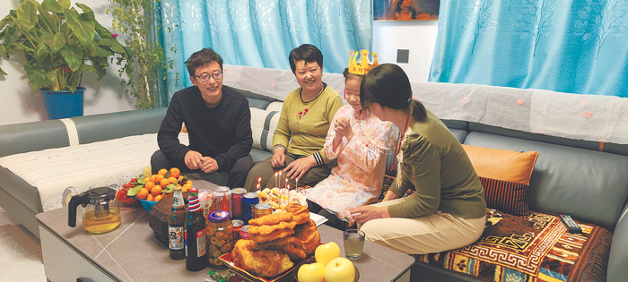 　　除夕，我们在重建新房过。本报记者 丁玉梅 摄