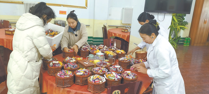 　　为老人准备年夜饭。本报记者 公保安加 摄