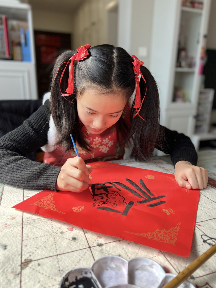 上海市宝山区大华小学五年级学生张欣荣为新年写福字。均为受访者供图