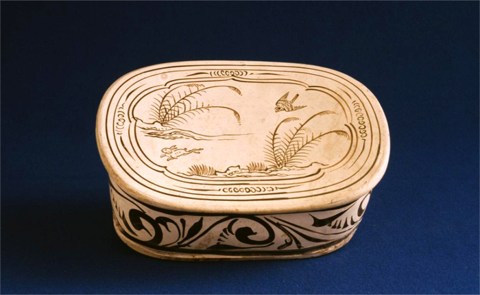 白釉褐彩鹰逐兔枕·金代