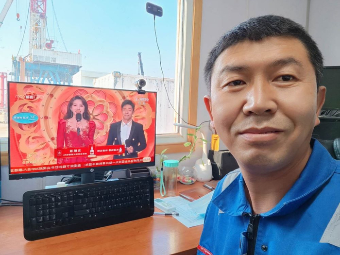 大庆钻探伊拉克鲁迈拉项目DQ022钻井队平台经理史成发正在通过网络观看兔年春晚。