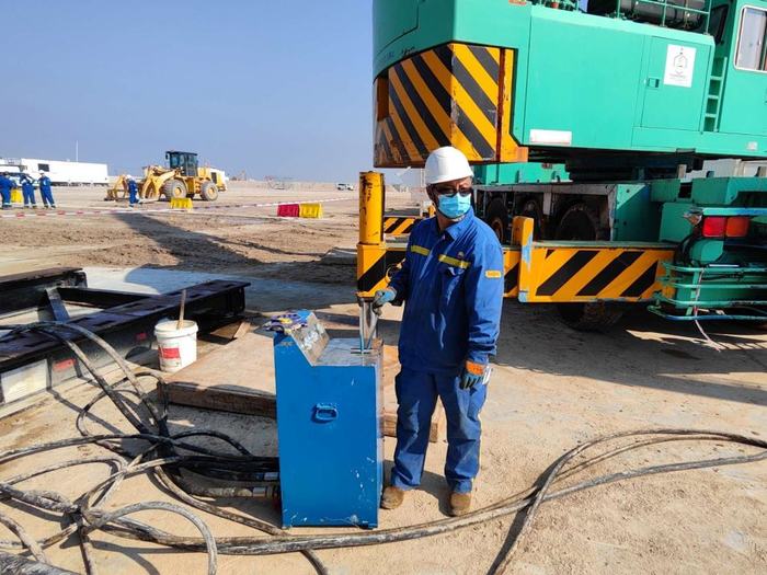 大庆钻探伊拉克鲁迈拉项目DQ022钻井队机械师崔东升按下钻机平移测试启动键。