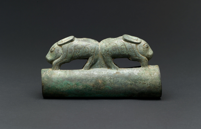 西周双兔车衡饰，长16.4厘米，上海博物馆藏