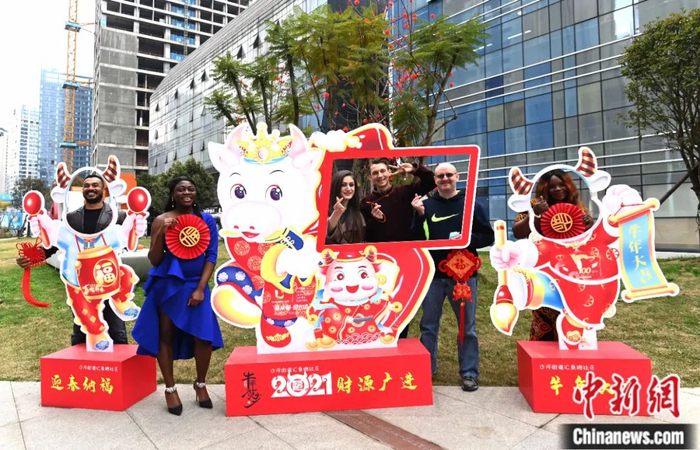 四川成都，外籍友人与生肖立牌合影。安源 摄