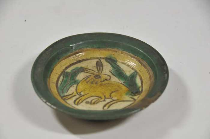 黄绿釉兔纹碟　　山西博物院藏