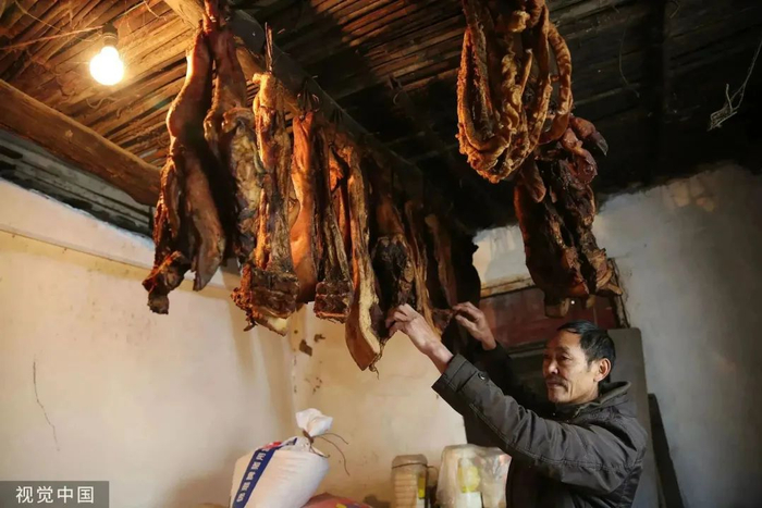 杀年猪烘腊肉。视觉中国 资料图