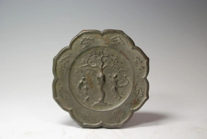 菱花形月宫纹铜镜　　山西博物院藏