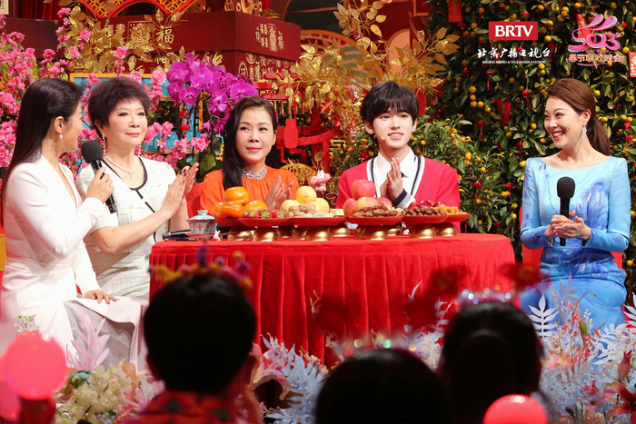 蔡明（左二）、田震（中）和宋亚轩（右二）现场交流。  节目组供图