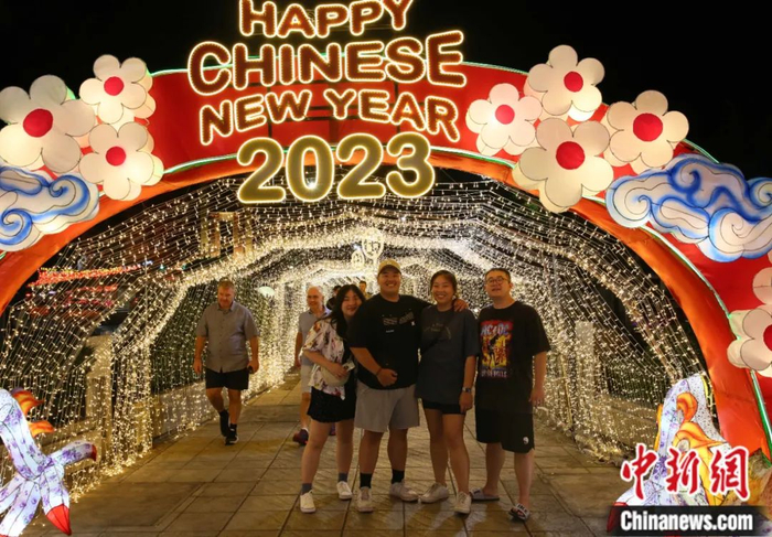 泰国民众在曼谷唐人街“灯光隧道”前合影。王国安 摄