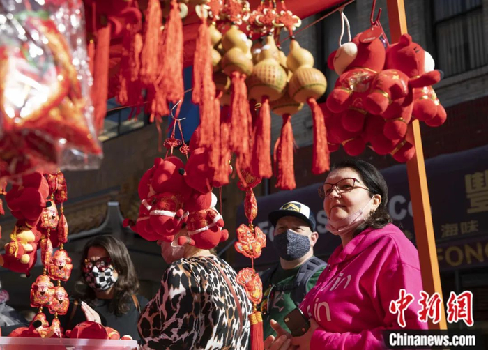 美国旧金山市民在唐人街春节花市上购物。刘关关 摄