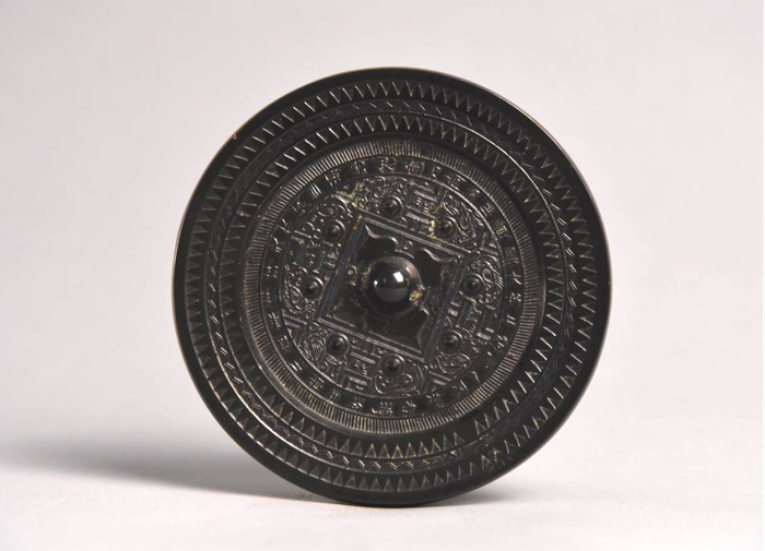 十二支神兽博局纹铜镜·汉代