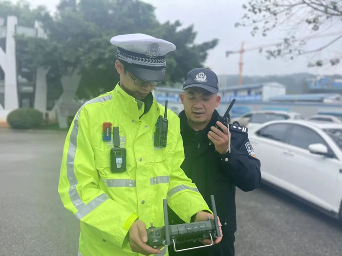 交警使用无人机监测路况。图源：南宁广播电视台
