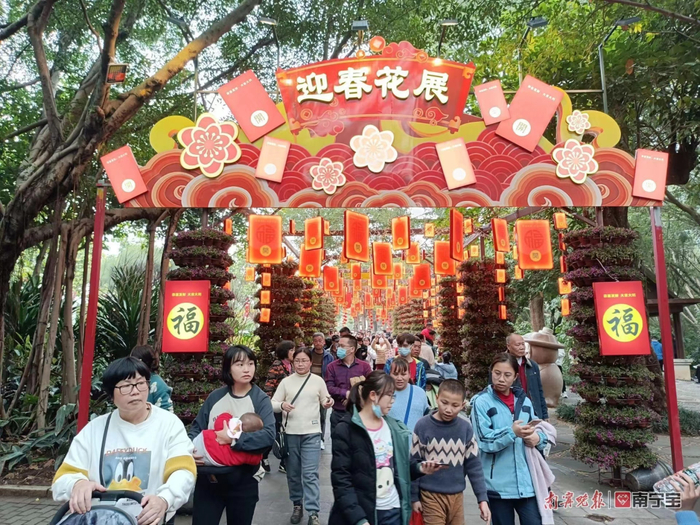 市民在青秀山风景区逛迎春花展。图源：南宁晚报