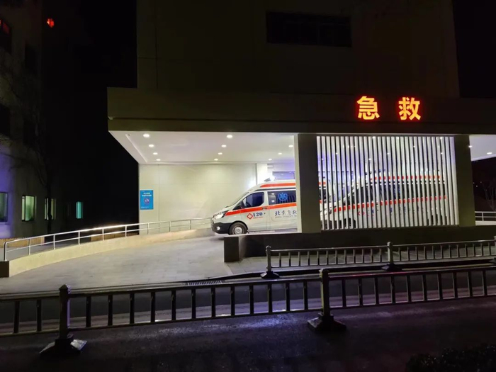 ▲1月22日零点一刻左右，急诊科门外又来了两辆救护车，分诊台的医务人员又开始忙活起来。新京报记者 吴小飞 摄