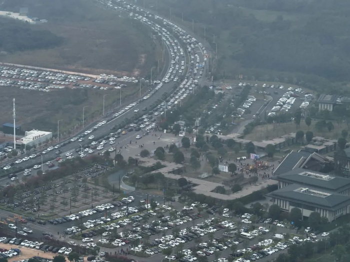1月22日上午，青秀山景区停车场内车位已经饱和。图源：南宁广播电视台