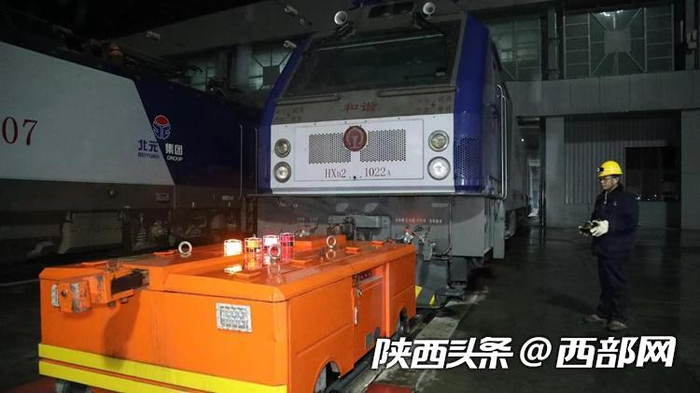 张辉在操作公铁两用车将机车推进库内镟轮机床上。