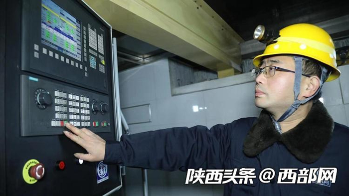 张辉在操作镟轮机。