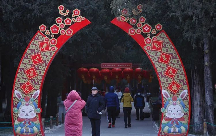 ▲游客在喜庆的兔年景观前打卡