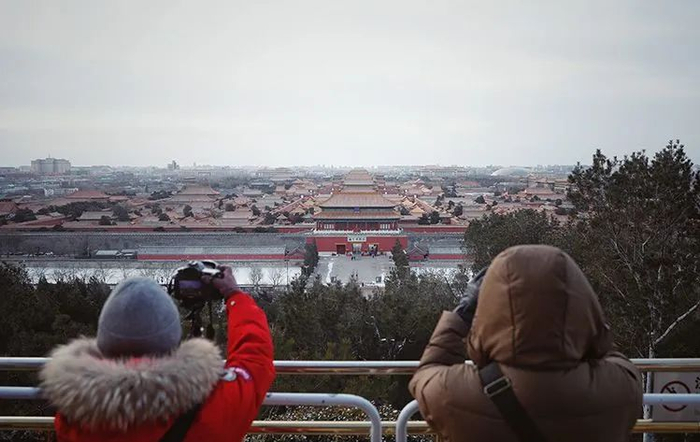 ▲景山公园万春亭，游客拍摄雪后故宫