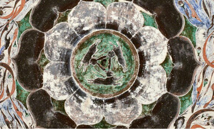 ▲莫高窟407窟顶上藻井的共耳三兔图像。
