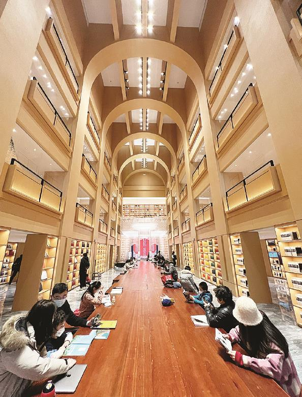             今天是大年初二，徐家汇书院早上10时刚开门，就迎来不少读书人  本报记者  张龙  摄          