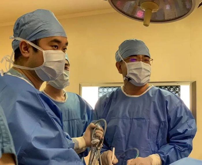 乔贵宾医生在手术中/受访者供图