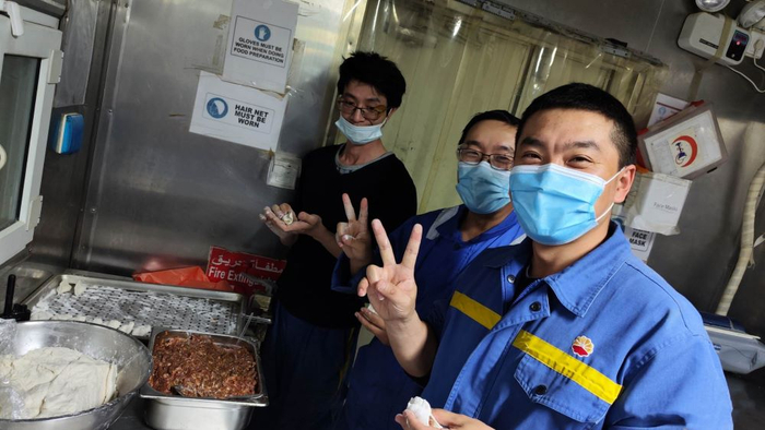 大庆钻探伊拉克鲁迈拉项目DQ022钻井队坚守海外员工正在包饺子。