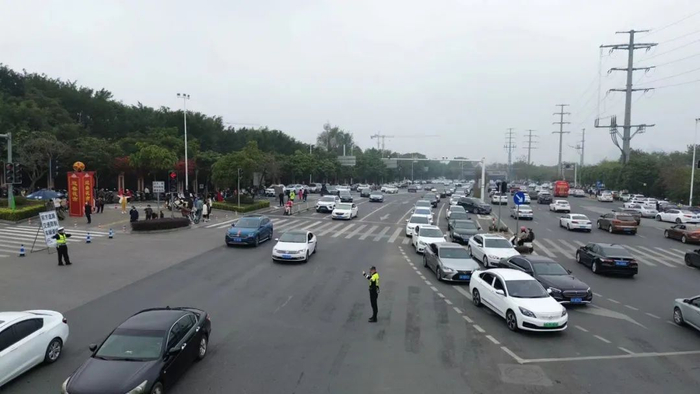 交警对车辆进行分流，疏导交通。图源：南宁广播电视台