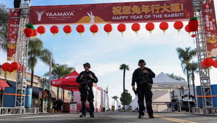 警察在枪击案现场附近巡视。图源：路透社
