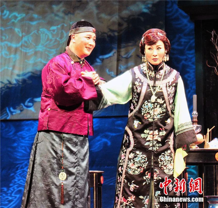 魏海敏（右）在京剧《金锁记》中饰演曹七巧。张丽君 摄