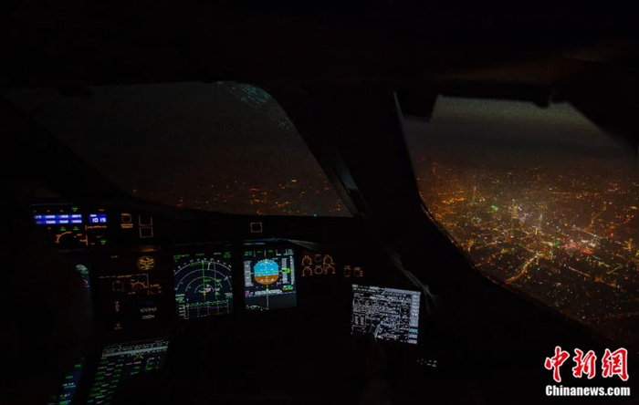 在世界最大的客机空中客车A380的驾驶舱上俯瞰广州夜景，远处的广州塔清晰可见。超侧卫 摄