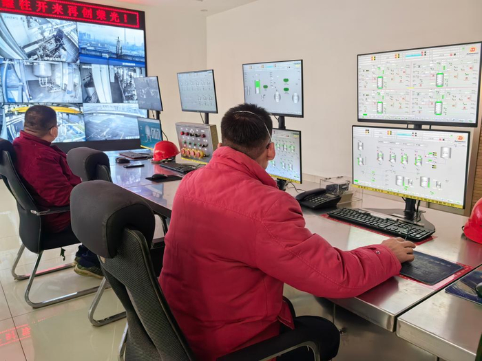 山东天力药业有限公司工作人员进行生产调度。新华社记者陈国峰 摄