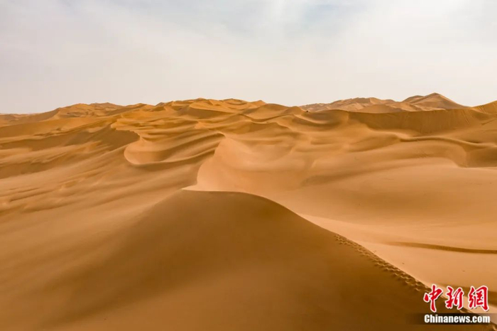 库木塔格沙漠以风沙地貌类型齐全和沙丘的轮廓清晰、层次分明为风景特征。超侧卫 摄