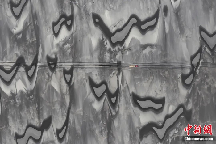 异星奇景般的冰岛黑沙滩。超侧卫 摄