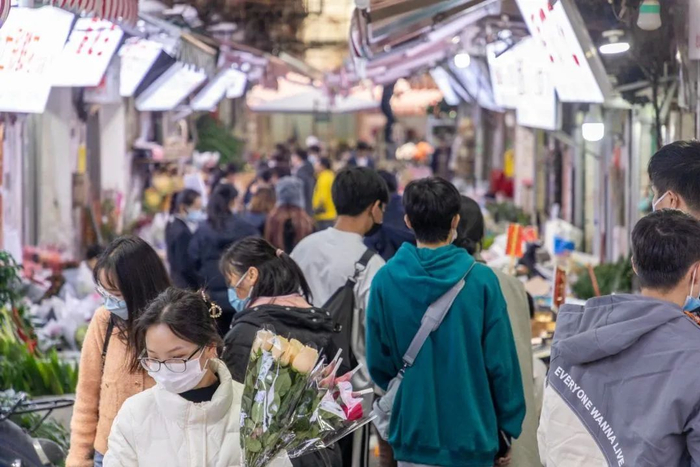 七星路花市里人头攒动。