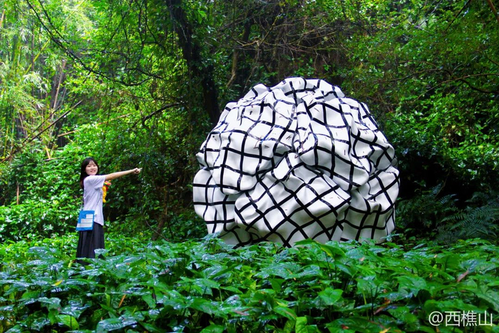 市民游客在西樵山各艺术点位拍照打卡。卢展途/摄