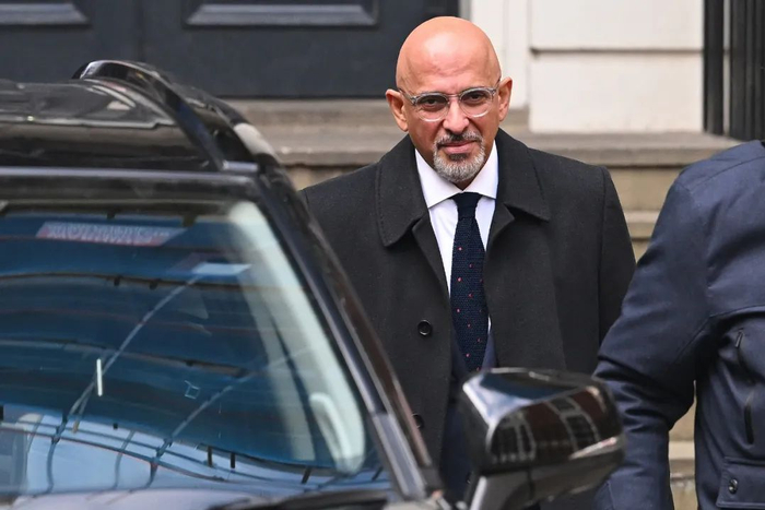 当地时间2023年1月23日，英国伦敦，英国执政党保守党主席、内阁大臣纳齐姆·扎哈维离开保守党竞选总部。图/视觉中国