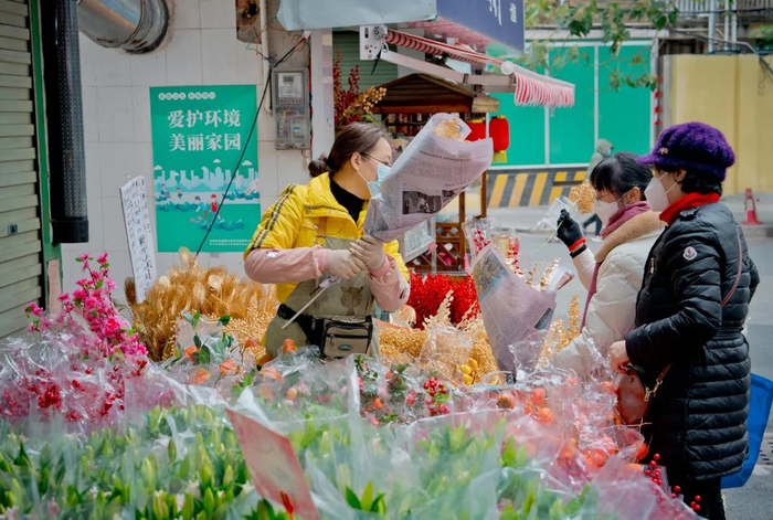 市民在七星路花市选购鲜花。